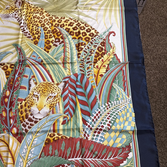 Salvatore Ferragamo Shoulder Bag Jungle Print and Matching Silk Scarf - Picture 5 of 8